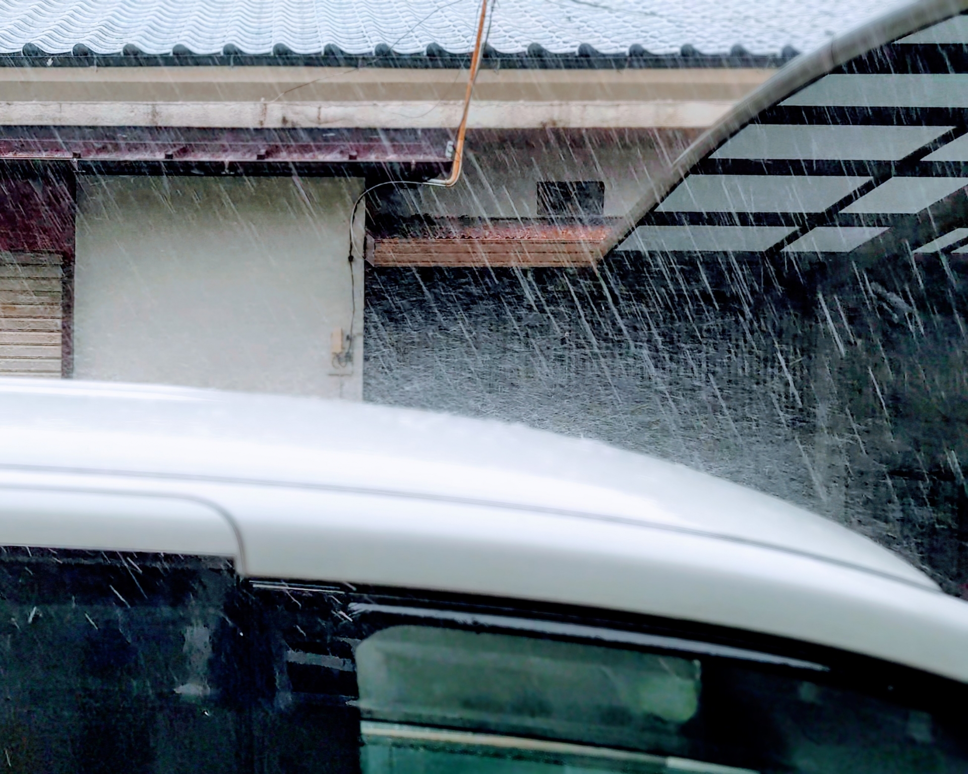 観音寺市で雨の日にカーポートから車へ乗り降りする際のイメージ