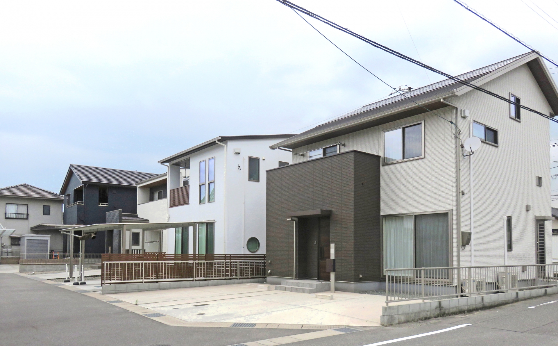 観音寺市でカーポート後付けを検討する屋根のない戸建て駐車スペースのイメージ