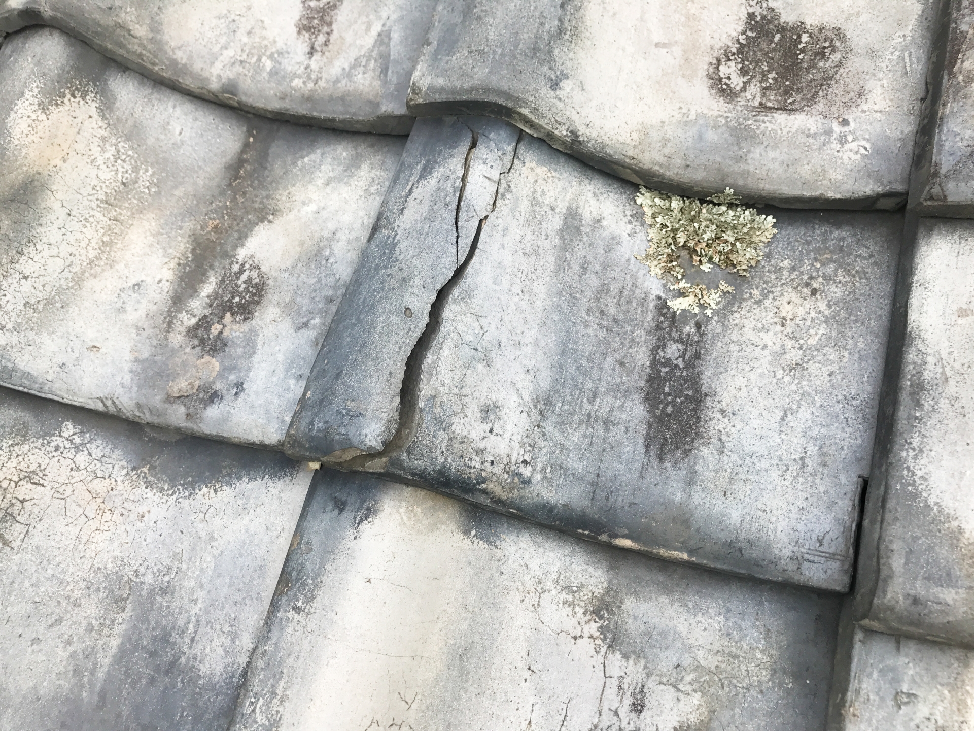 屋根塗装だけでは対応できない屋根材の割れや板金の不具合イメージ