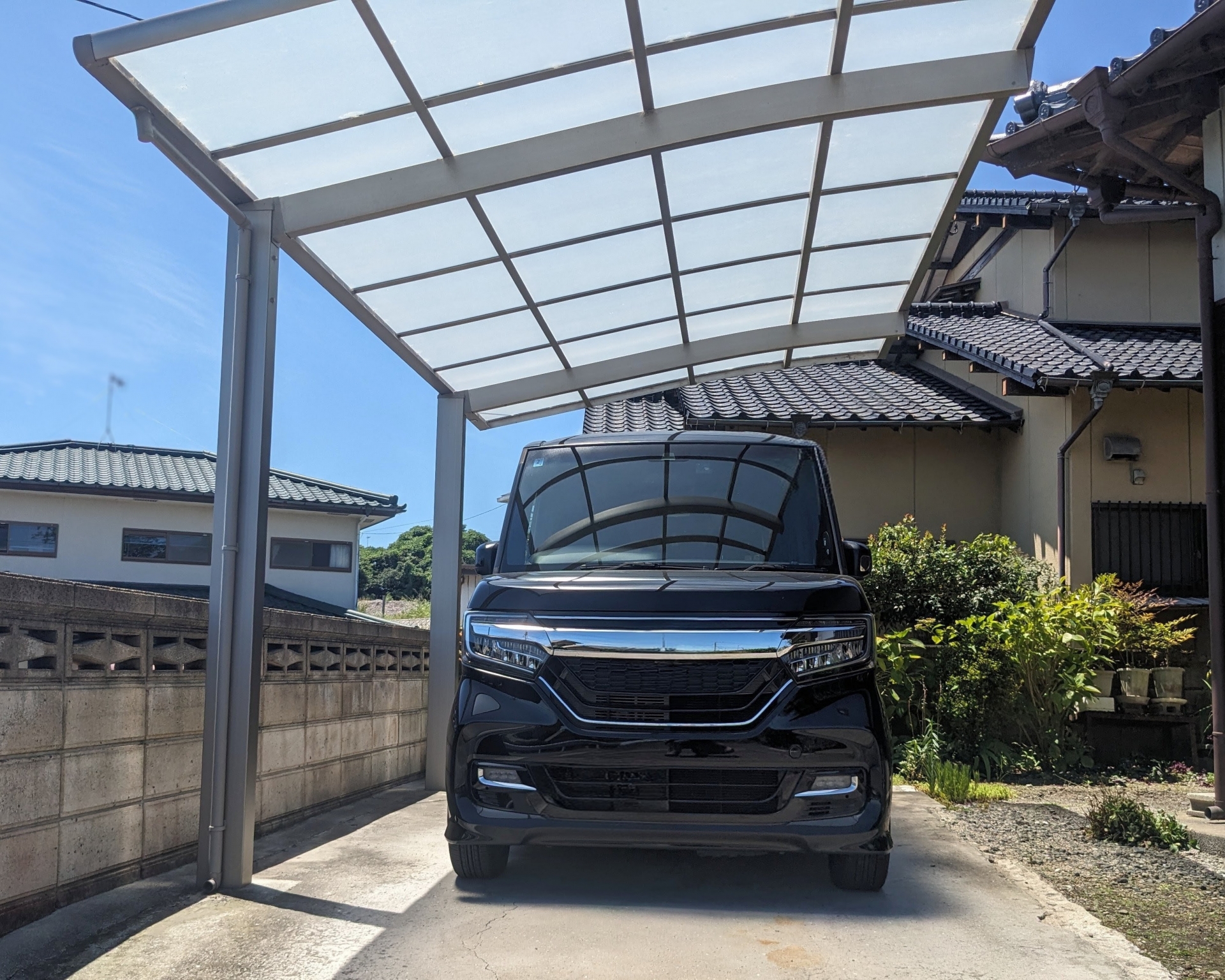 観音寺市でカーポートの柱と車の位置関係を確認するイメージ