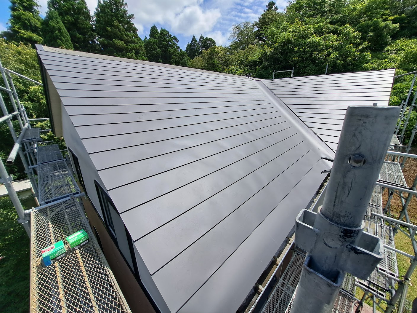既存屋根の上に新しい屋根材を施工するカバー工法の施工中イメージ