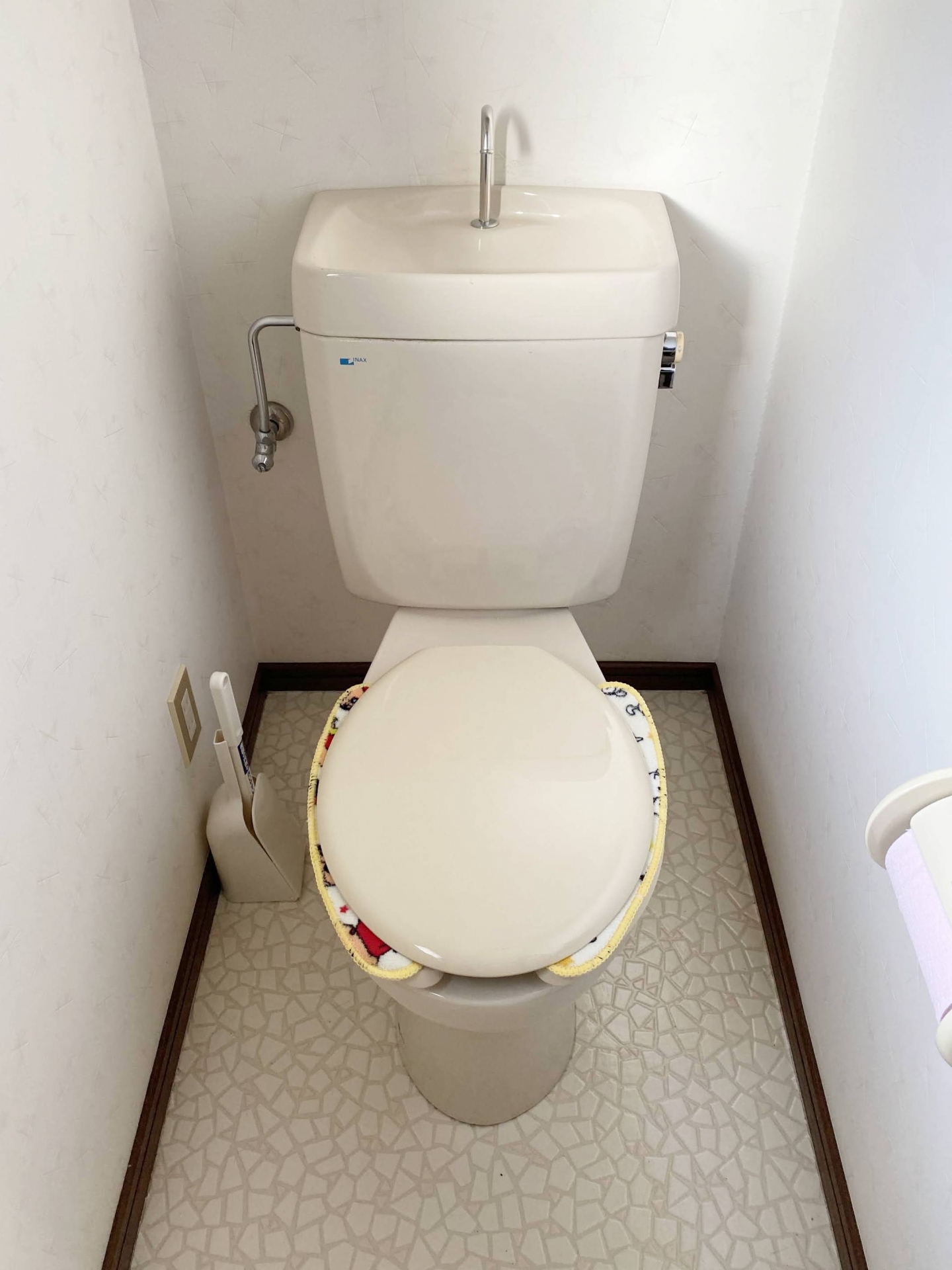 観音寺市でトイレリフォームを検討する古くなったトイレのイメージ