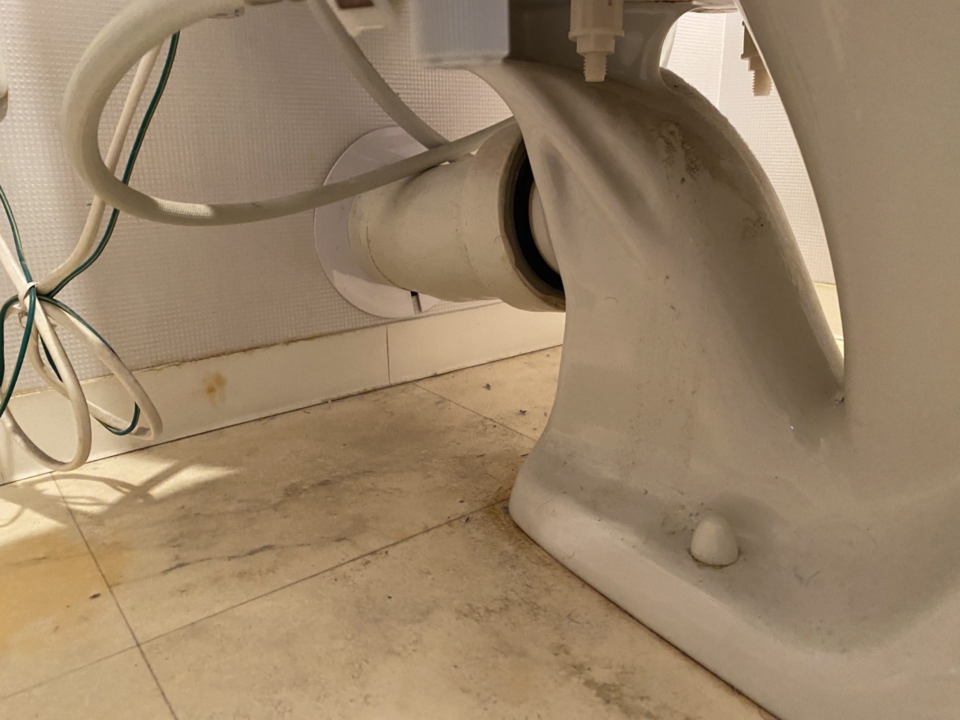 観音寺市でトイレリフォーム前に便器の足元や床・壁を確認するイメージ