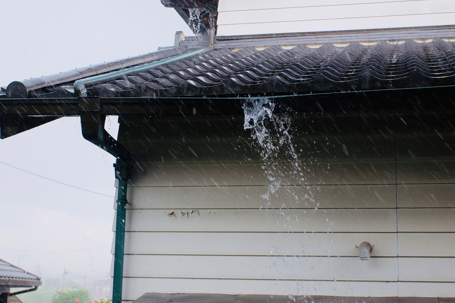 観音寺市で割れや外れのある傷んだ雨どいを確認するイメージ