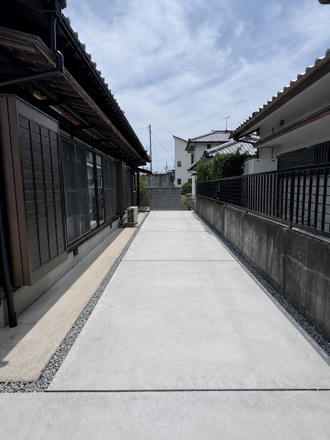 観音寺市の外構工事でコンクリート施工した建物横通路