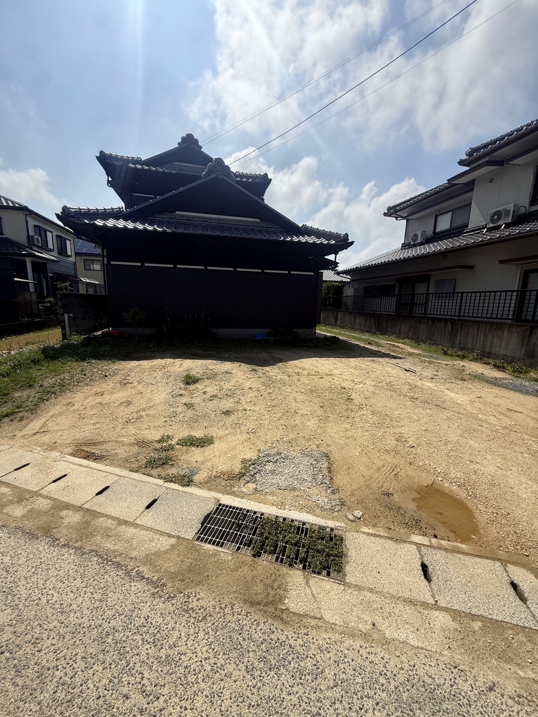 観音寺市の外構コンクリート工事施工前の土と砂利の敷地