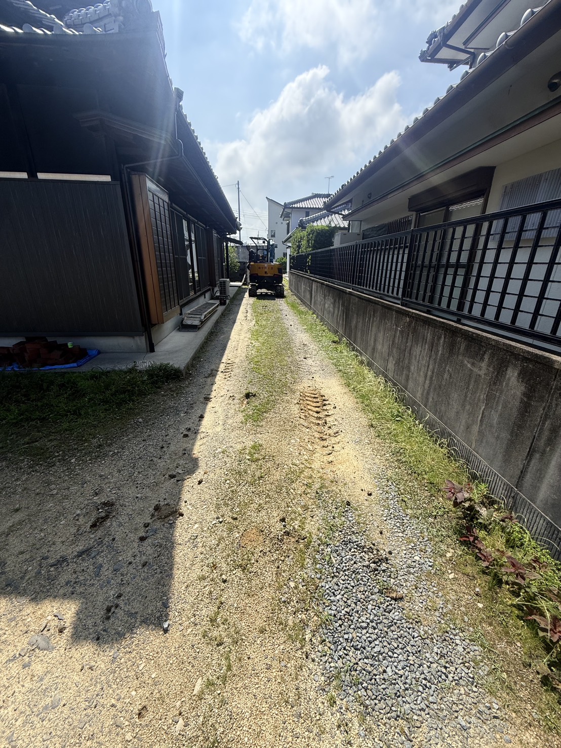 観音寺市の外構工事前の土と砂利だった建物横通路