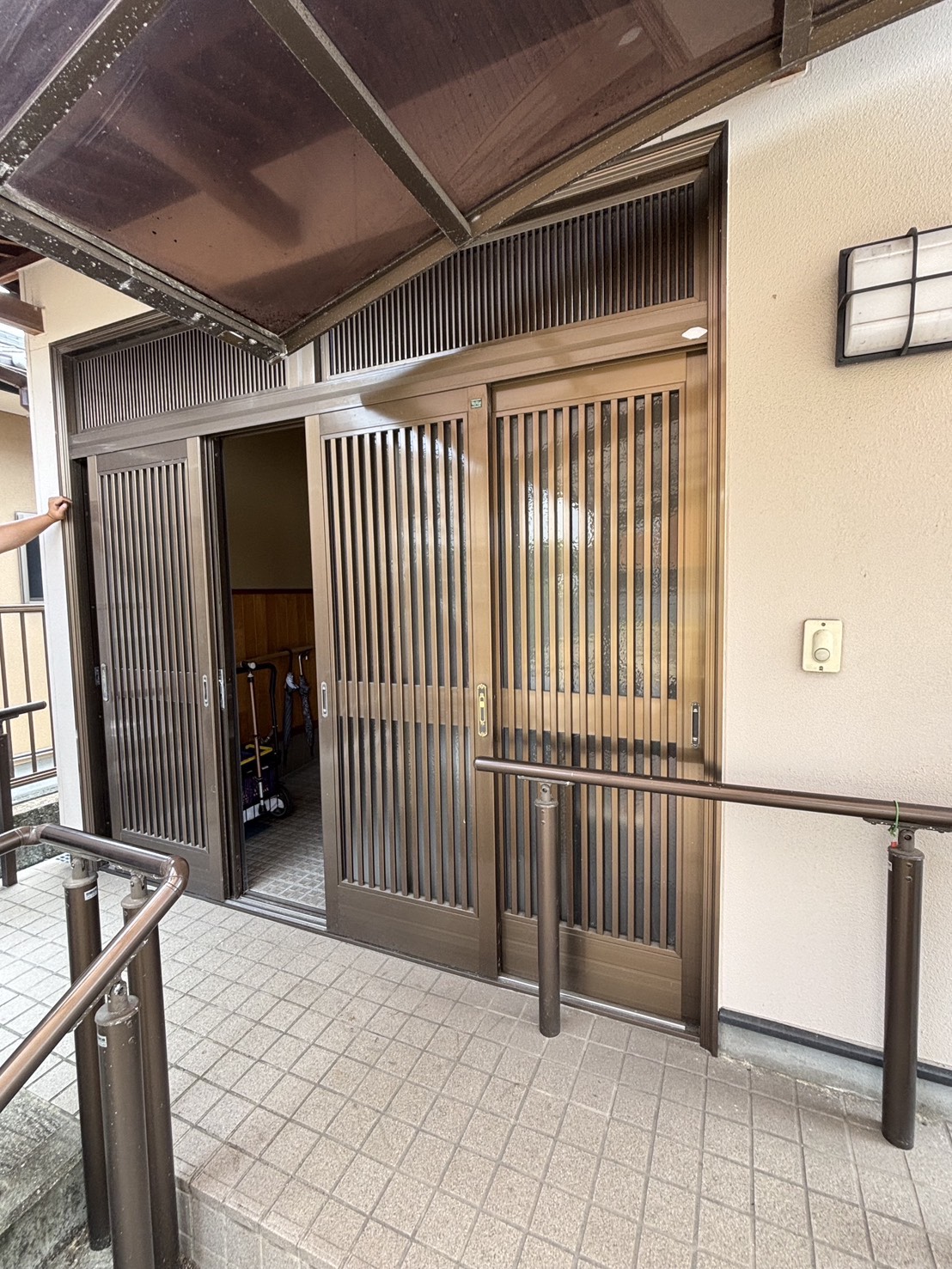観音寺市で玄関引戸を交換する前の施工写真