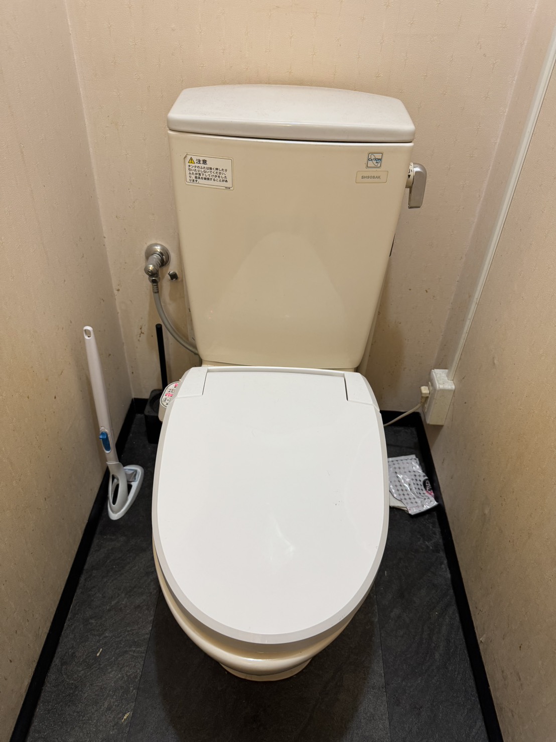 観音寺市でトイレ交換を行う前のトイレ